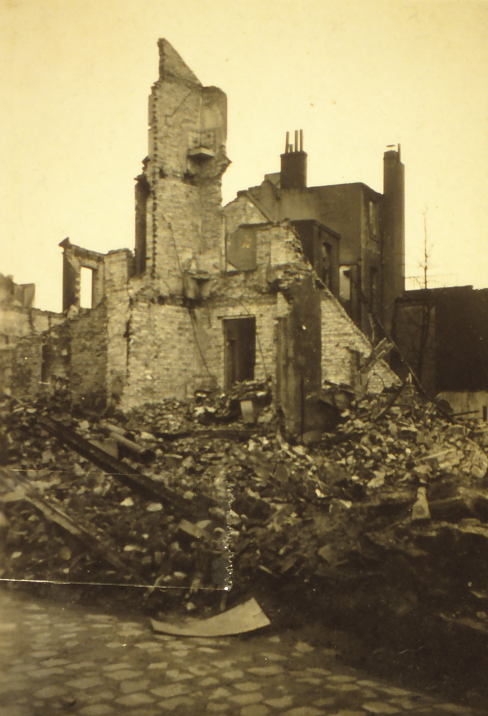 zerstörtes Gebäude in Utbremen, August 1944