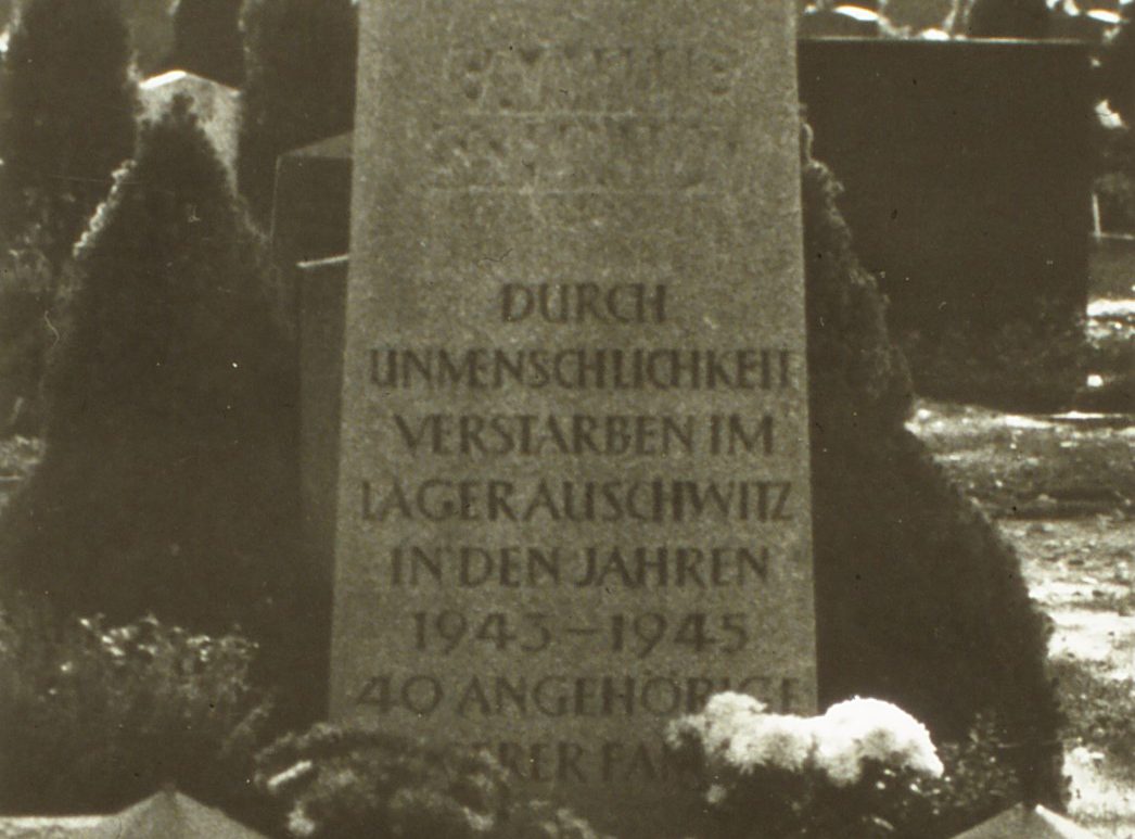 Grabstein der Familie Schmidt auf dem Waller Friedhof