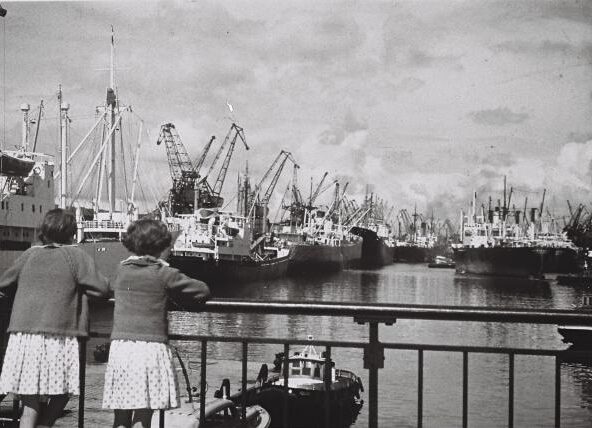 Altes Foto von Mädchen, die aufs Wasser gucken