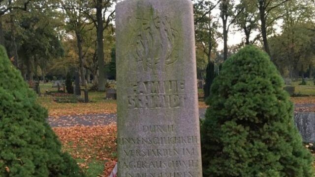 Foto mit dem Grab der in Auschwitz ermordeten Familie Schmidt am Waller Friedhof