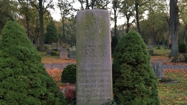Foto mit dem Grab der in Auschwitz ermordeten Familie Schmidt am Waller Friedhof