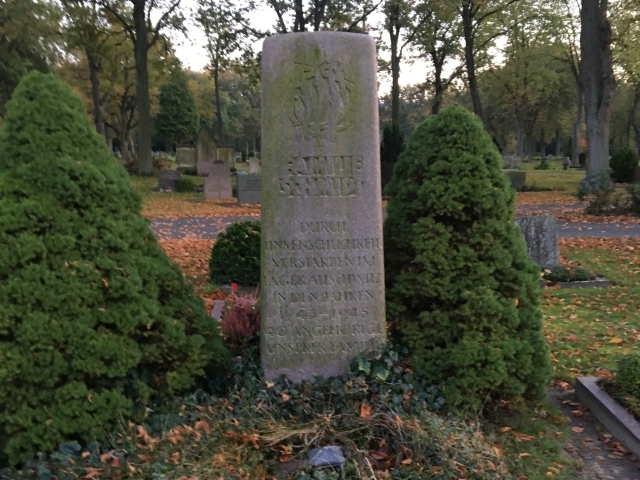 Foto mit dem Grab der in Auschwitz ermordeten Familie Schmidt am Waller Friedhof
