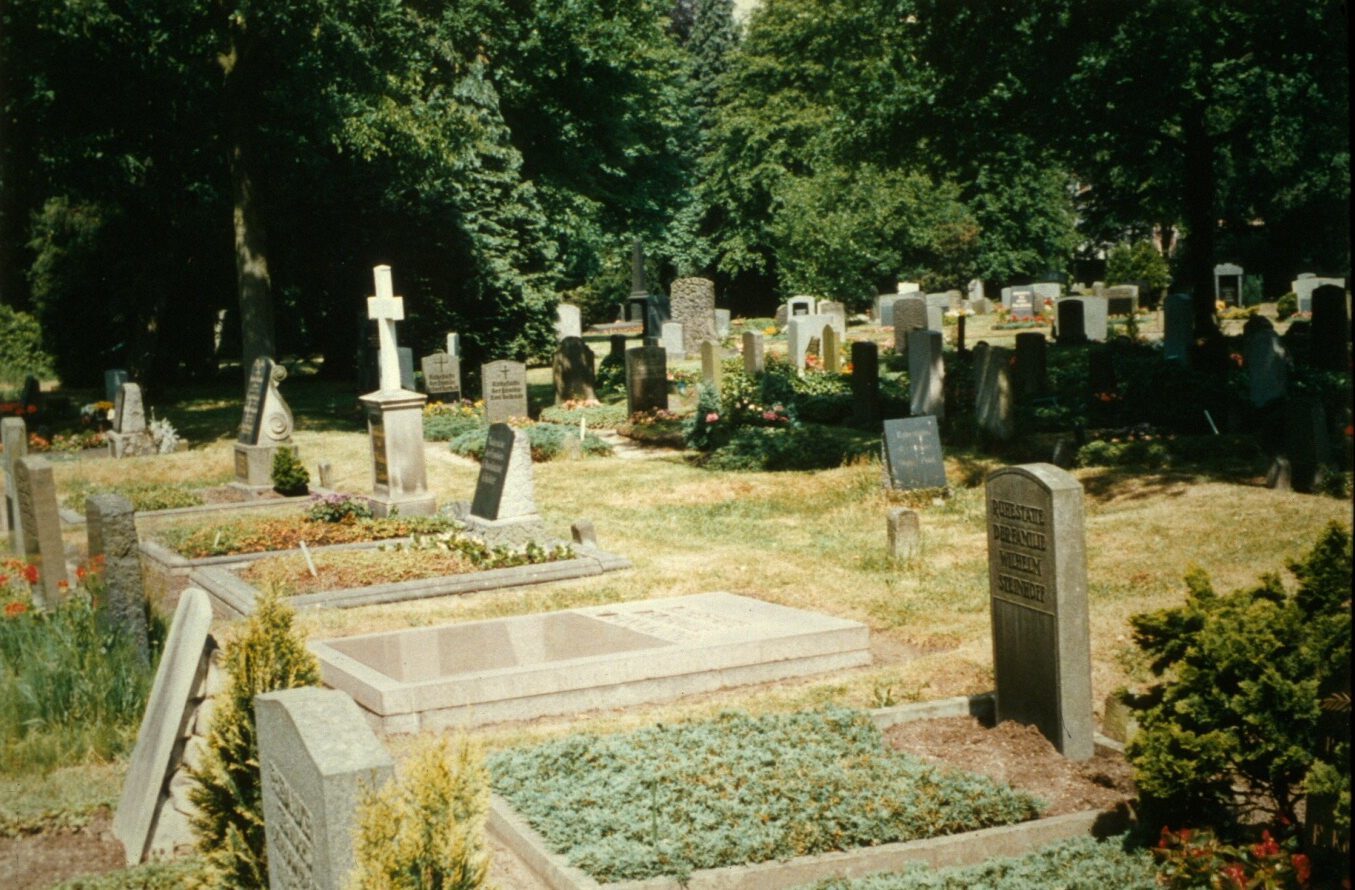 Foto mit dem Friedhof in Walle. Sehr alte und schmuckvolle Gräber