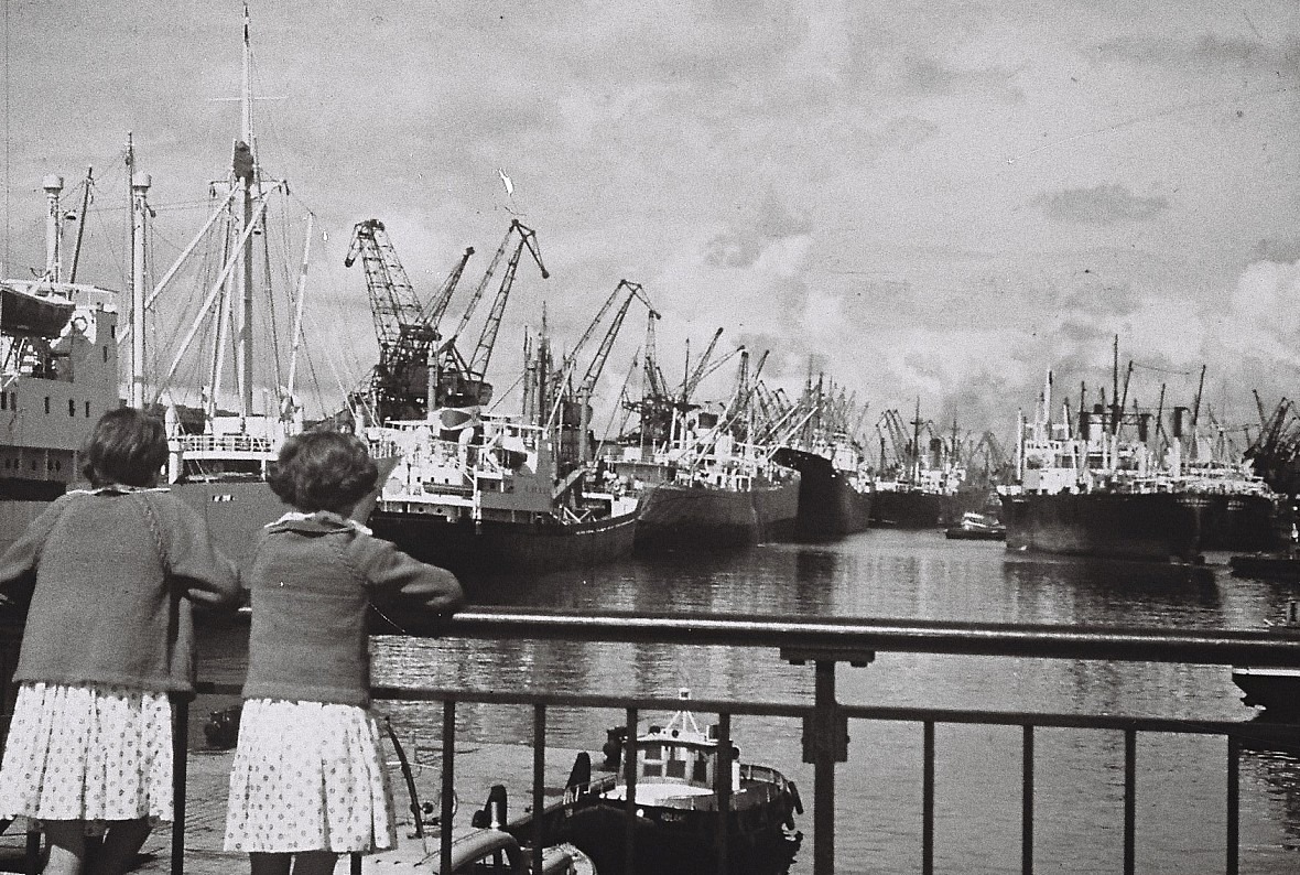 Foto: Zwei Mädchen schauen auf den Überseehafen