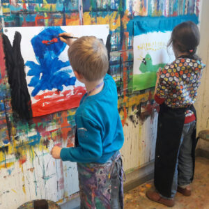 Foto Kinder malen an der Wand
