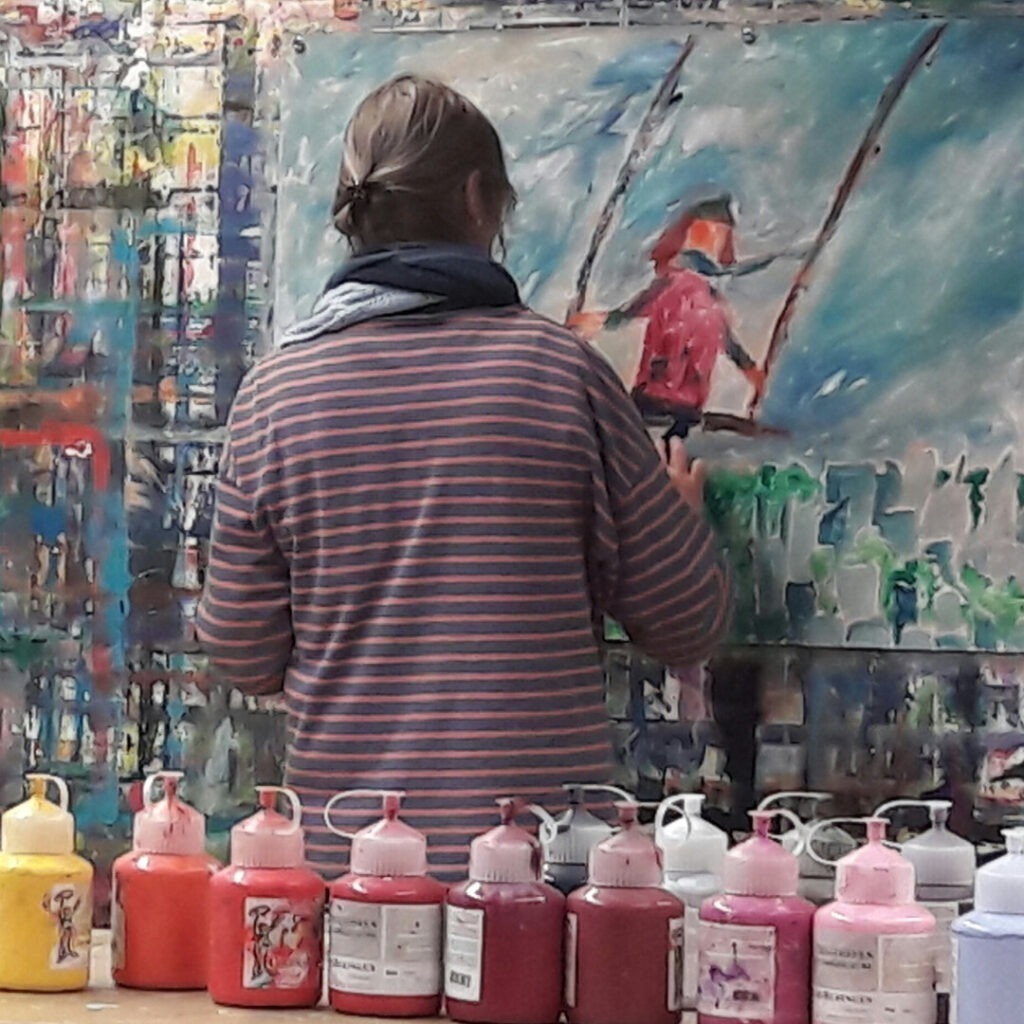 Person malt Großformat an der Wand - zue eSEite Malatelier