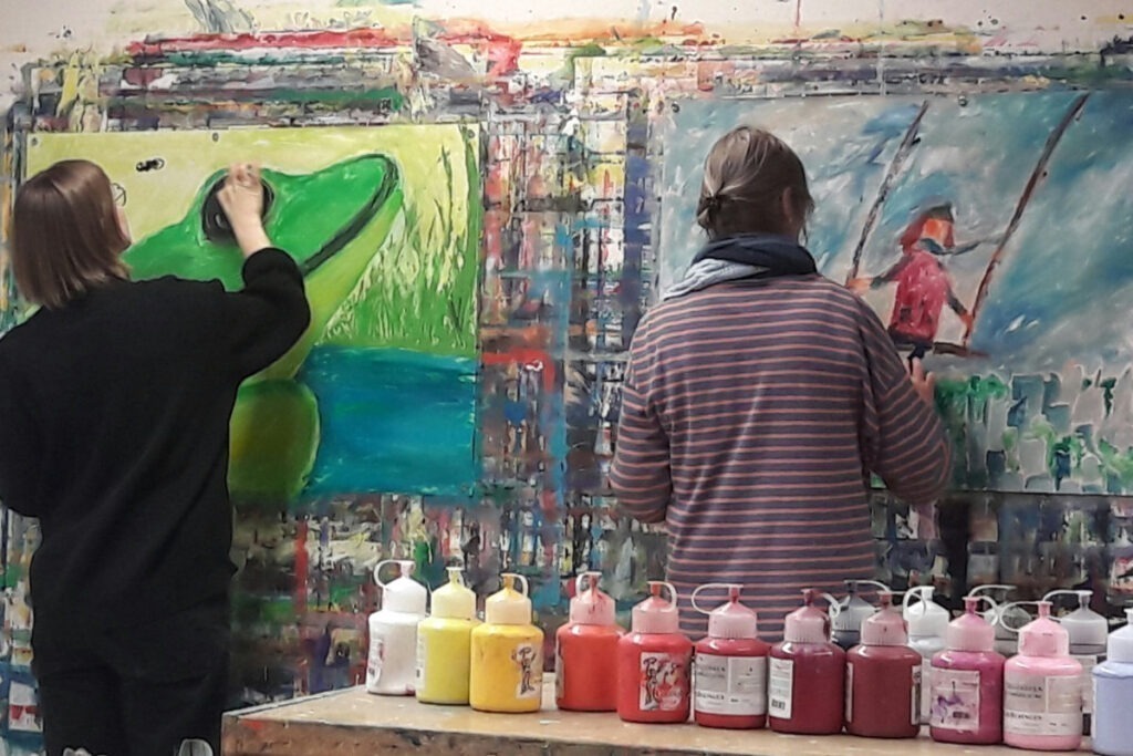 Leute malen auf Malwände