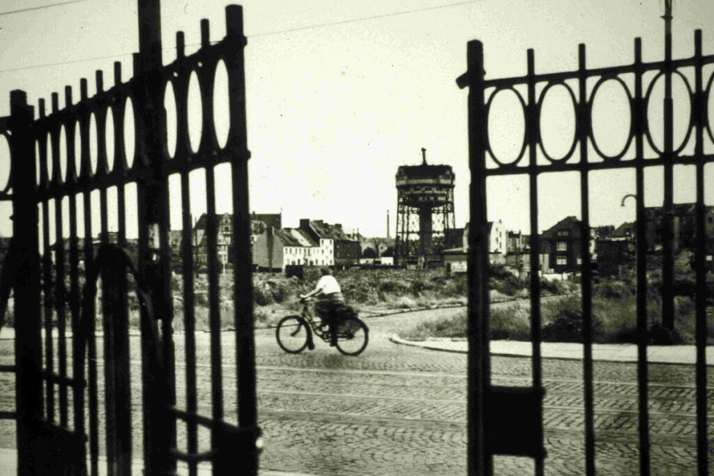 Altes Foto mit Person auf Fahrrad vor dem Waller Wasserturm