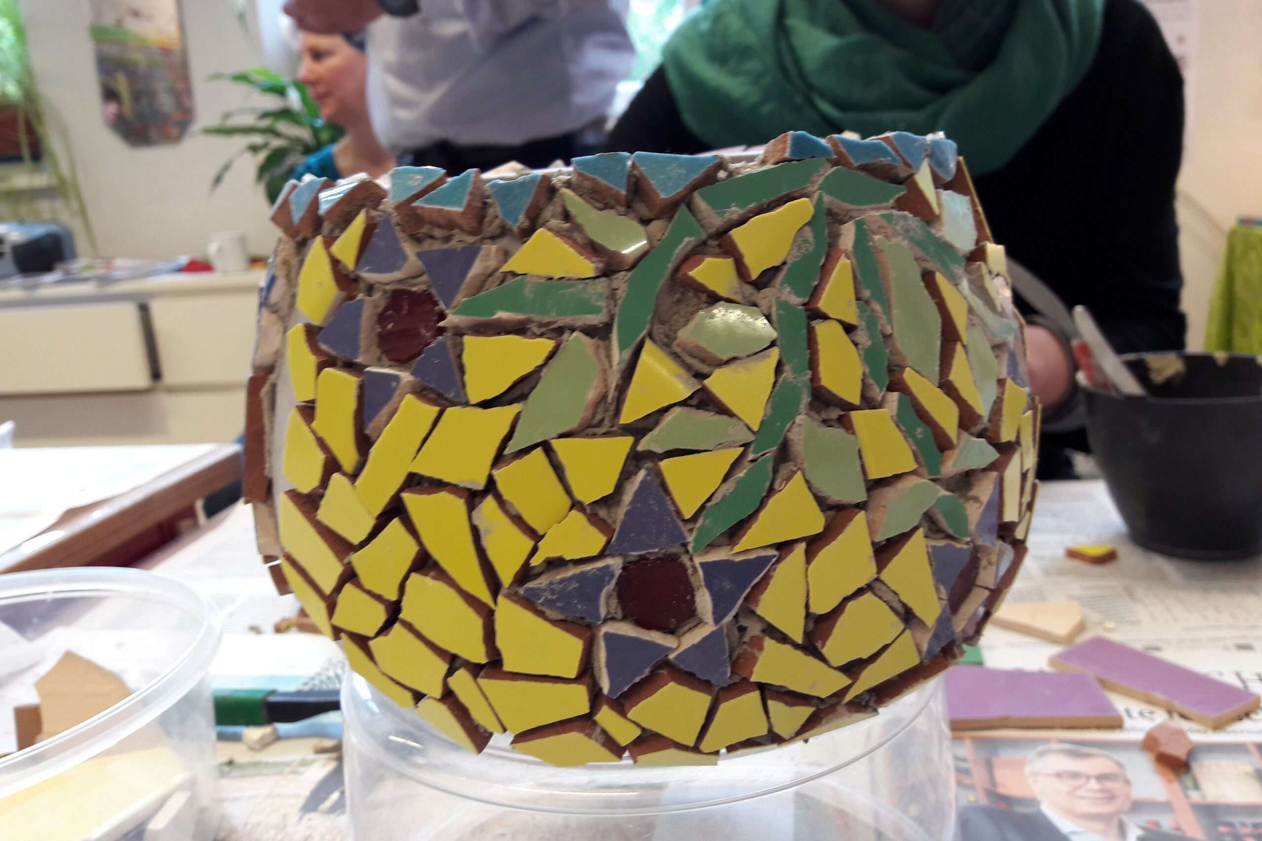 Mosaikschale mit Floralmotiv